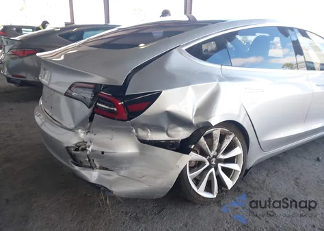 2018 Tesla Model 3 Long Range/Mid Range z USA, uszkodzony, nr VIN 5YJ3E1EA7JF009688